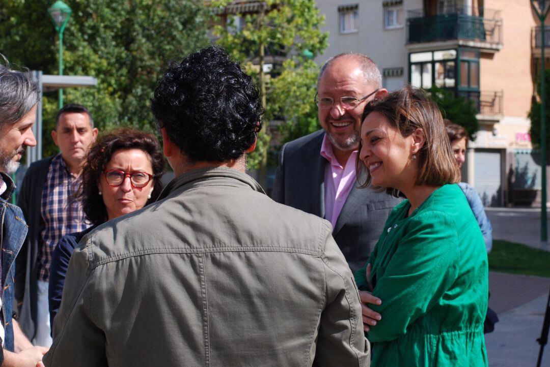 Ambrosio, con miembros de su candidatura y representantes de colecttivos en la plaza del Moreal.