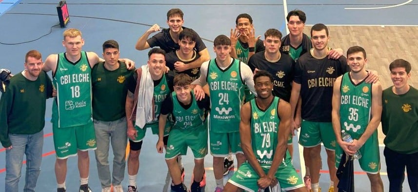 Los jugadores del CBI Elche tras su victoria en la pista del Denia Básquet