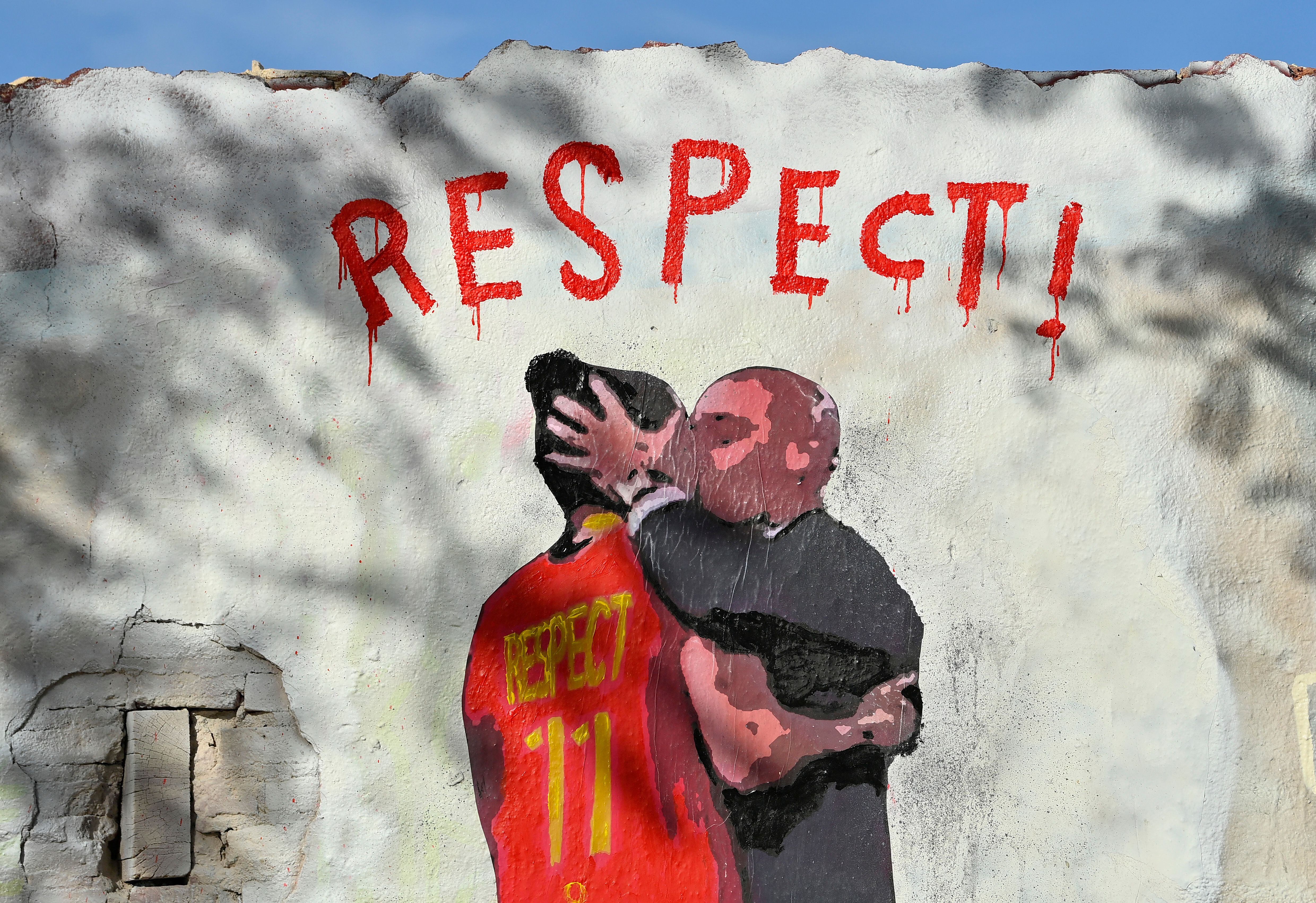 Mural del artista italiano Salvatore Benintende que representa el beso de Luis Rubiales a Jenni Hermoso, bajo la palabra &#039;¡Respeto!&#039;