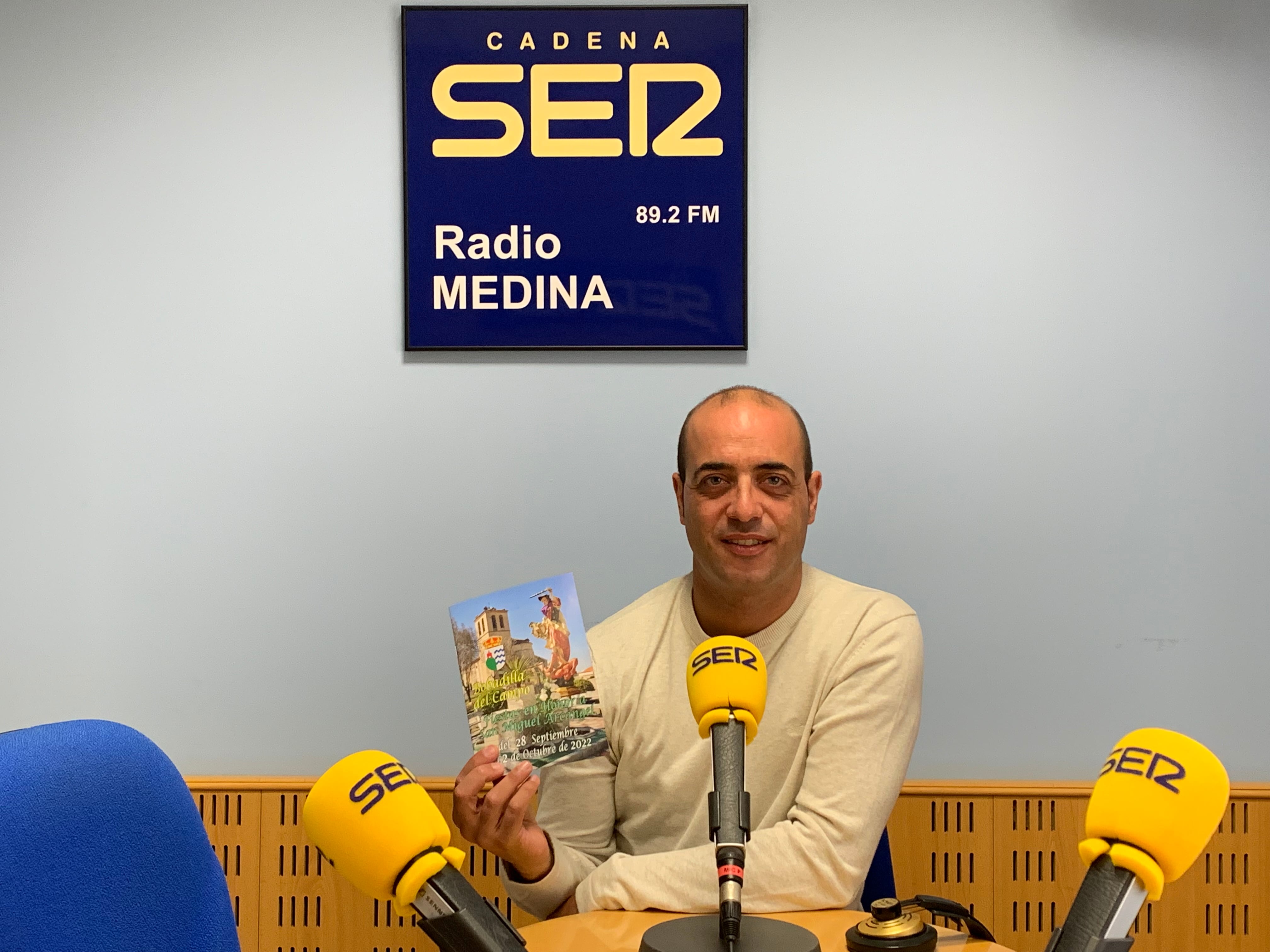 El alcalde de Bobadilla, Francisco Pastor, presenta el programa de fiestas de San Miguel