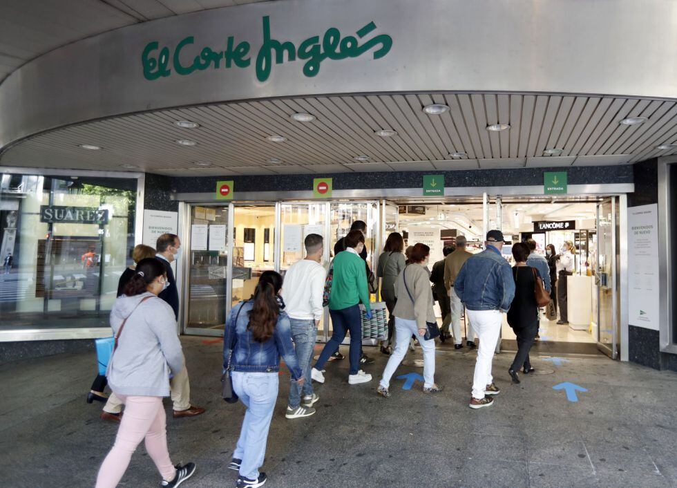 Algunos clientes entran en un centro comercial de El Corte Inglés