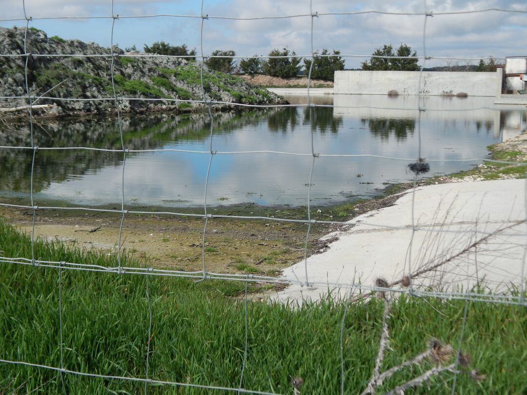 Encharcamiento producido por le rebosamiento de los residuos de la planta