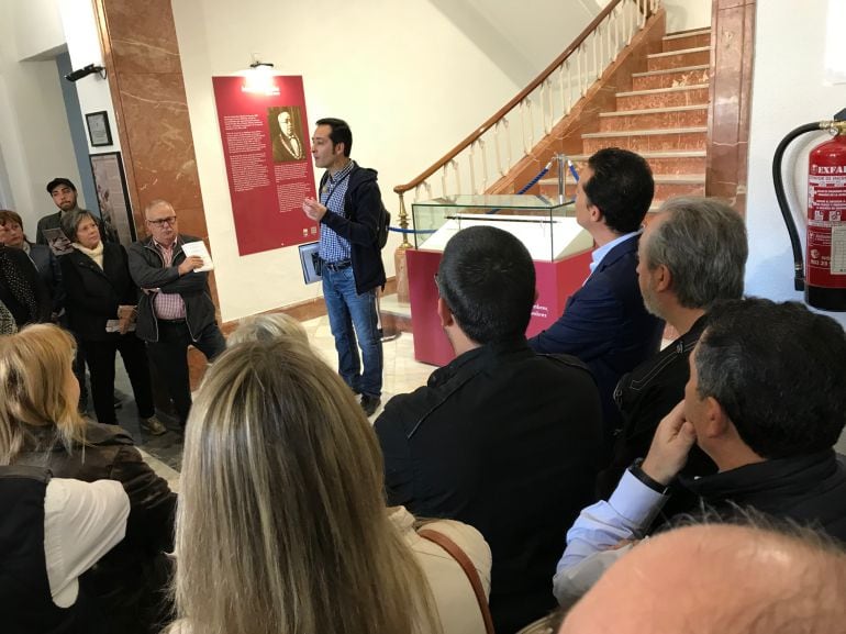 La ruta republicana de Elda ha comenzado en el vestíbulo del ayuntamiento para presentar la exposición de la Vara de Mando de Manuel Azaña