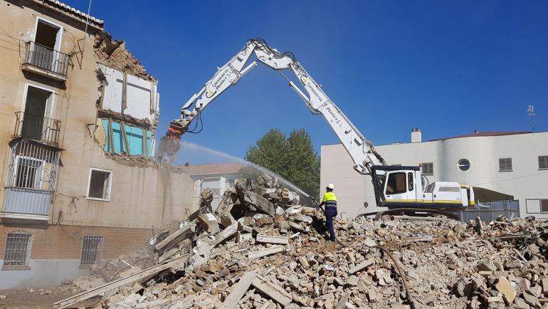 Foto de archivo del derribo de las viviendas que van a ser reconstruidas en el barrio de Santa Adela de Granada