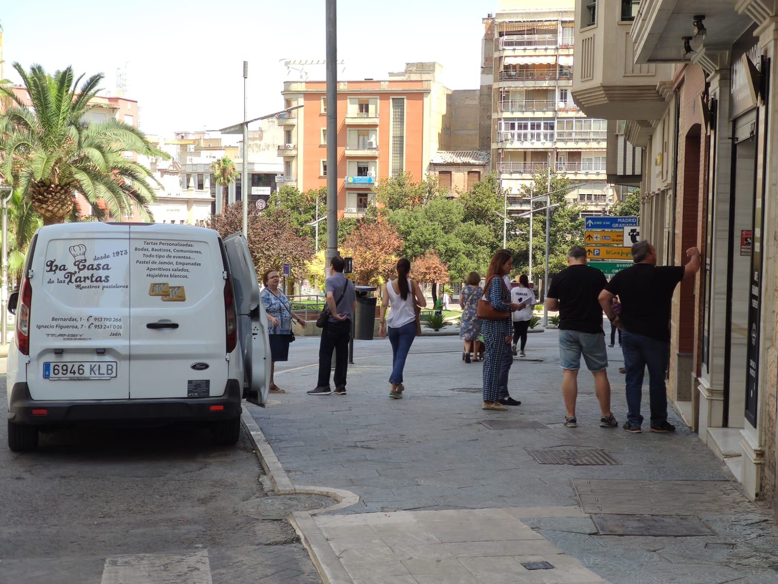 Personas charlan y pasean por una calle del centro de Jaén capital