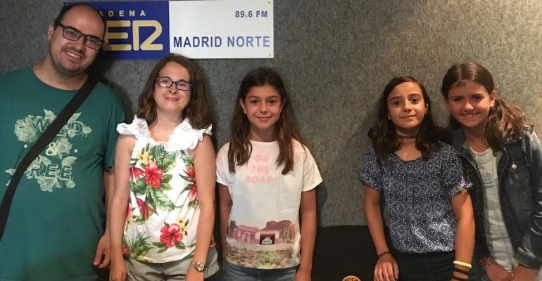 Ángel, María, Lola, Alejandra y Valeria, participantes de nuestra tertulia