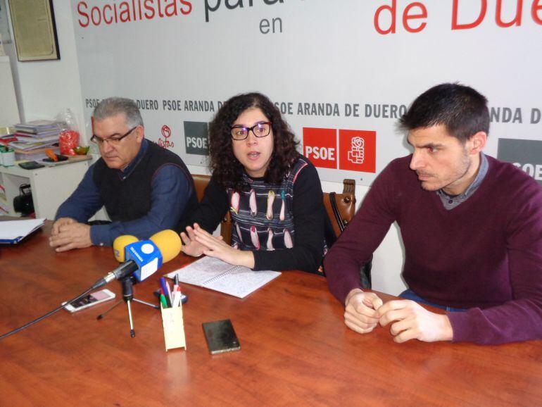 De izq. a dcha., Ildefonso Sanz, Mar Alcalde y Julián Rasero, concejales socialistas 