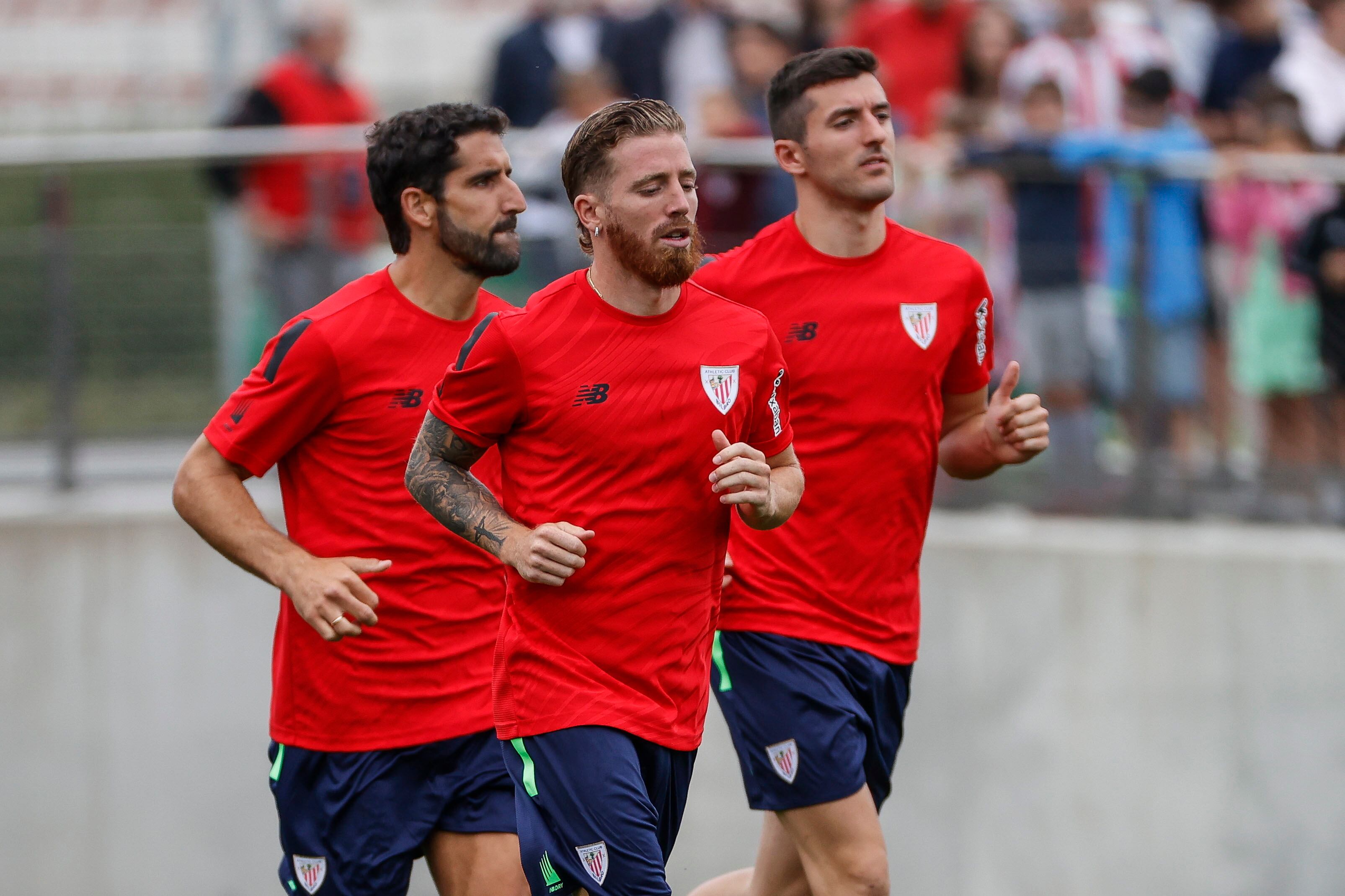 Iker Muniain (c) calienta durante el primer entrenamiento de la temporada que el Athletic Club realizó en sus instalaciones de Lezama (Bizkaia). EFE/Miguel Toña