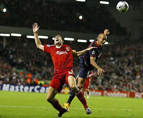 Momento de la jugada en la que el árbitro señaló el penalti a de Pernía sobre Gerrard