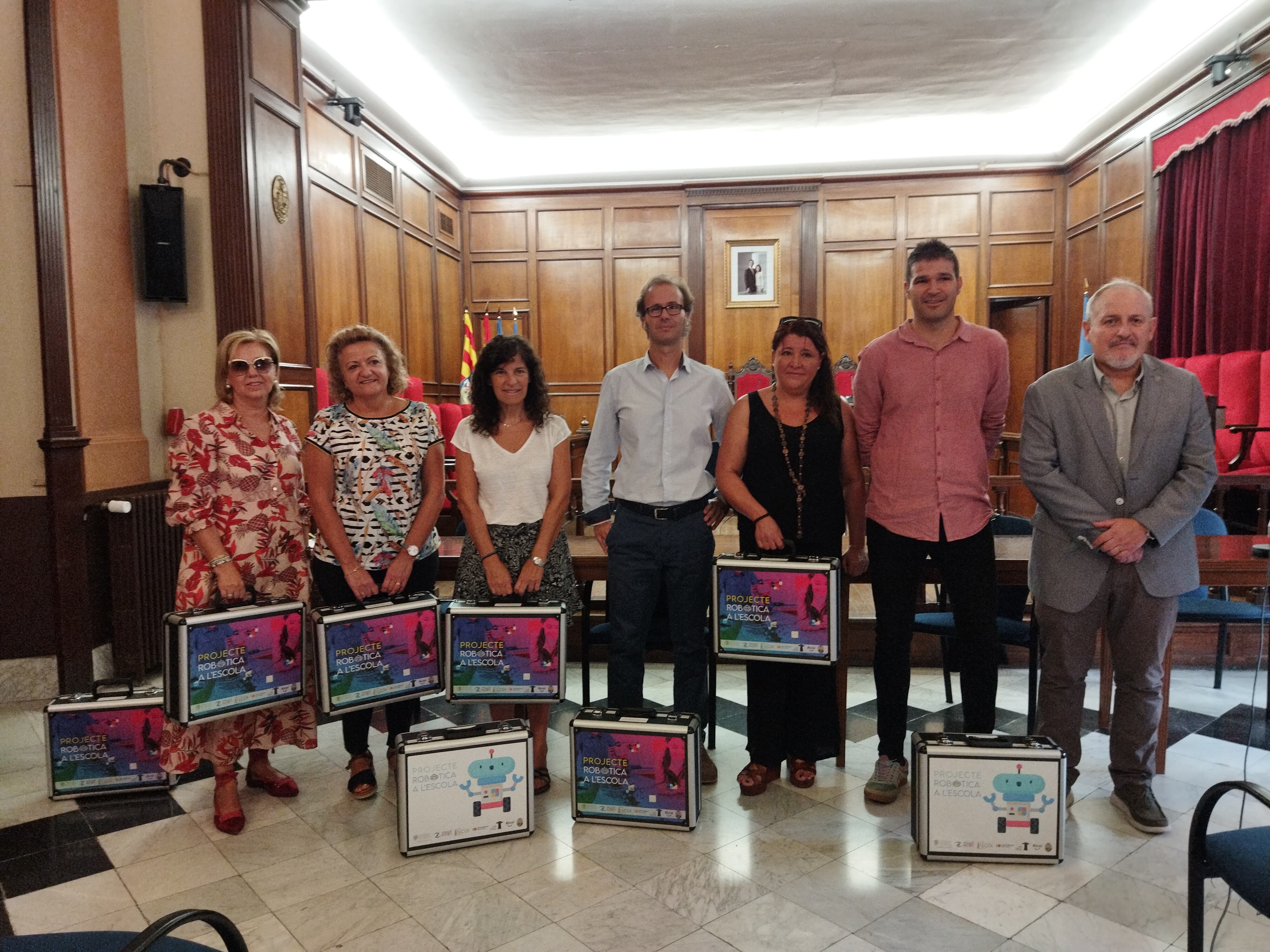 El Campus d'Alcoi de la UPV y el Ayuntamiento de Alcoy entregan a los directores de los cuatro colegios públicos el material para el proyecto 'Robòtica a l'escola'.