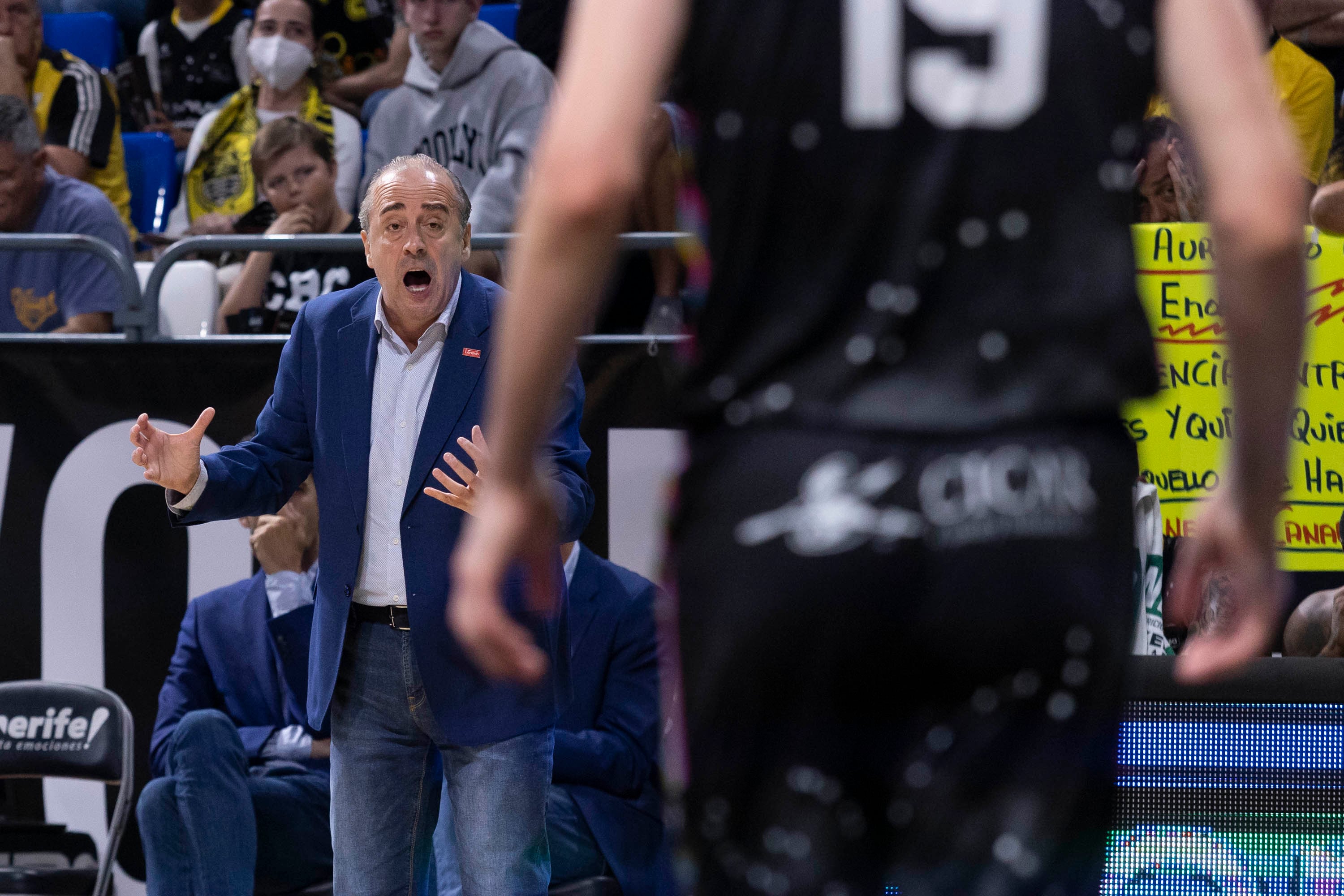 LA LAGUNA, 16/04/2023.- El entrenador del Lenovo Tenerife, Txus Vidorreta, durante el partido de la jornada 27 de la Liga ACB disputado contra el Cazoo Baskonia este domingo en el pabellón Santiago Martín, en La Laguna. EFE/ Miguel Barreto
