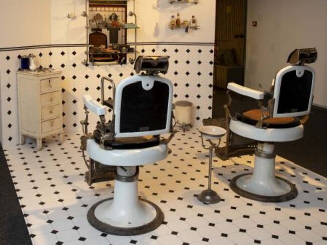 Recreación de una barbería de 1921