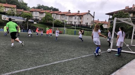 Las jugadoras del Impressionant calientas antes de su debut en la Donosti Cup