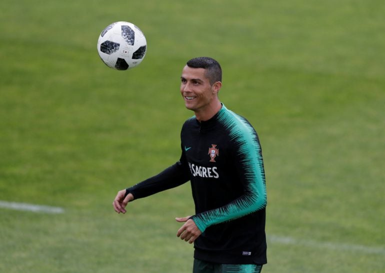 Cristiano Ronaldo entrena con la selección. 