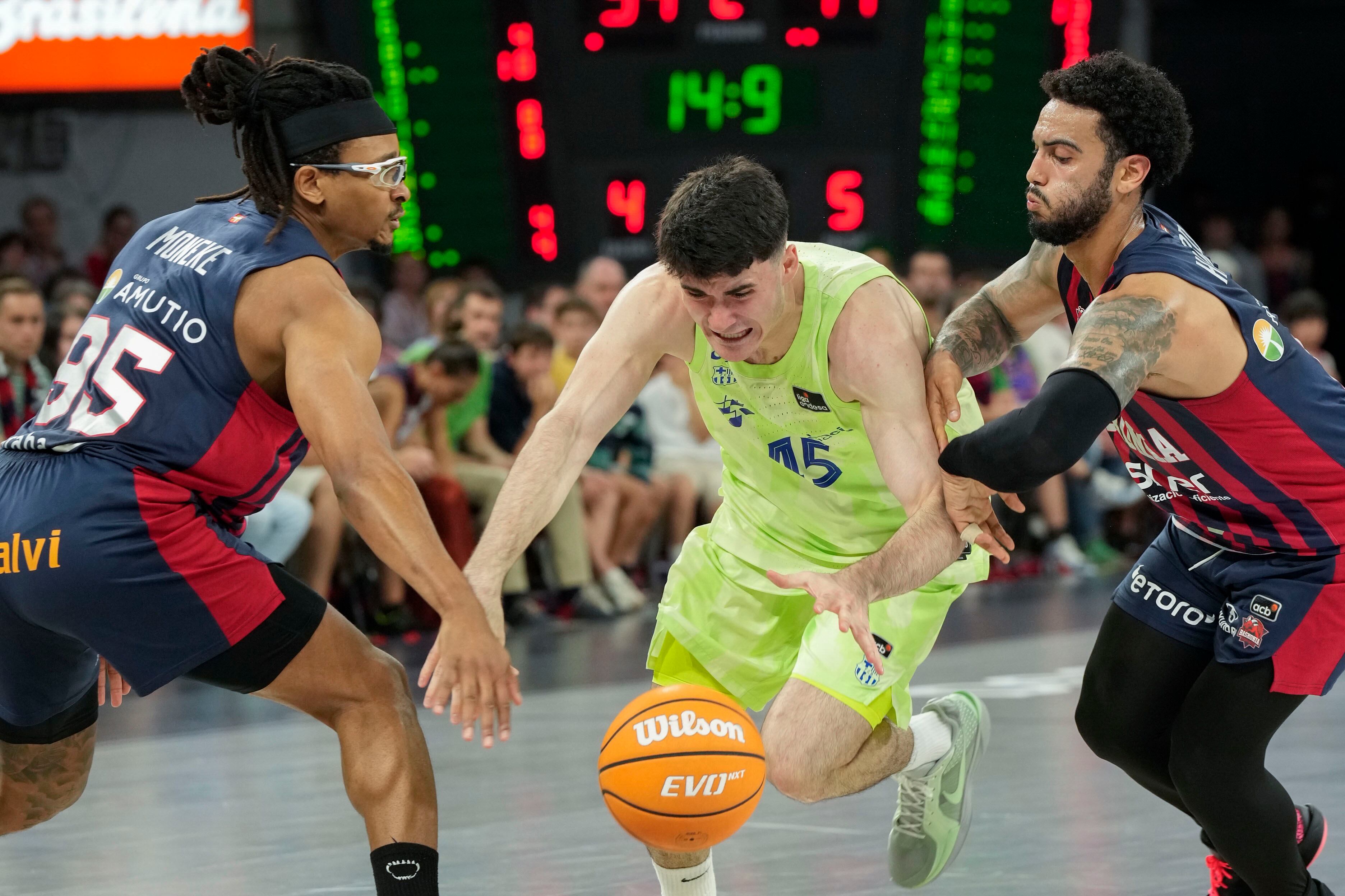 VITORIA, 18/05/2025.- El base del Barcelona Raúl Villar (c) intenta superar a Markus Howard (d) y Chima Moneke, ambos del Baskonia de la Liga Endesa de baloncesto que se disputa este domingo en el Fernando Buesa Arena de Vitoria. EFE/ADRIÁN RUIZ-HIERRO
