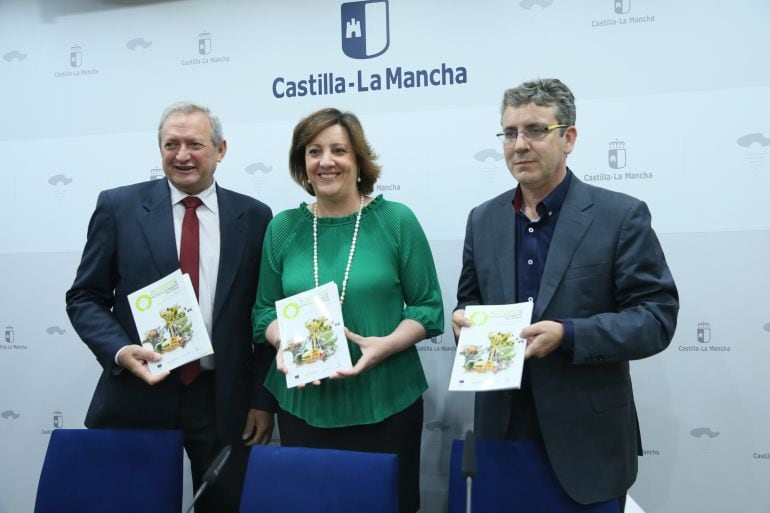 El presidente de Cooperativas Agroalimentarias Ángel Villafranca y la Consejera de Economía Patricia Franco durante la presentación del informe