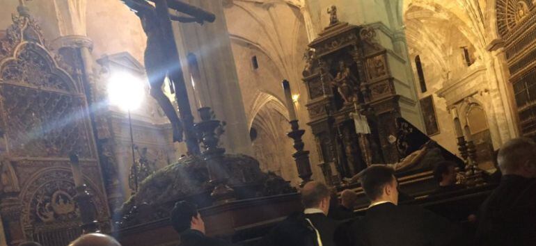 Desfile del paso del Cristo de la Vera Cruz en el interior de la catedral.
