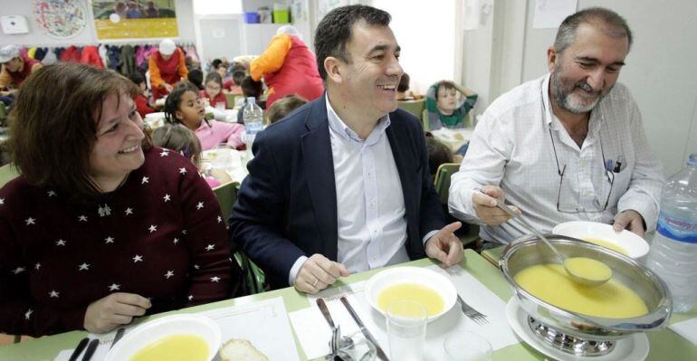 El conselleiro de Educación en el comedor del Portofaro