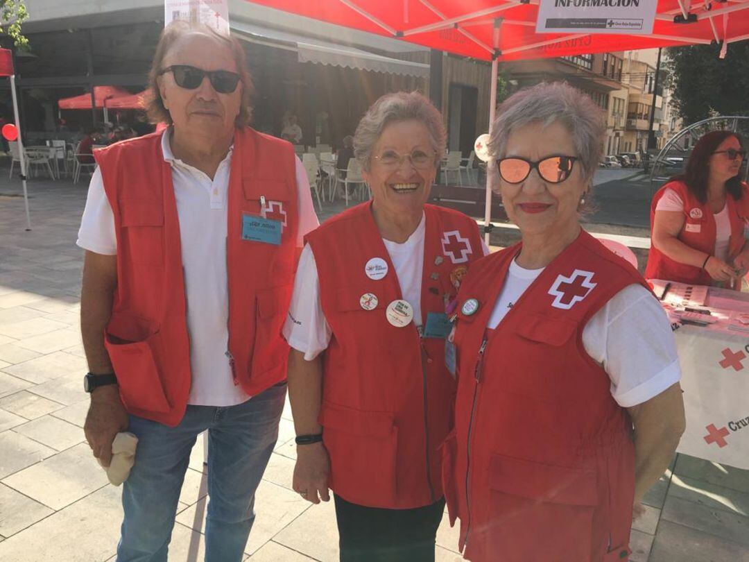 Tres voluntarios de Cruz Roja Elda activos