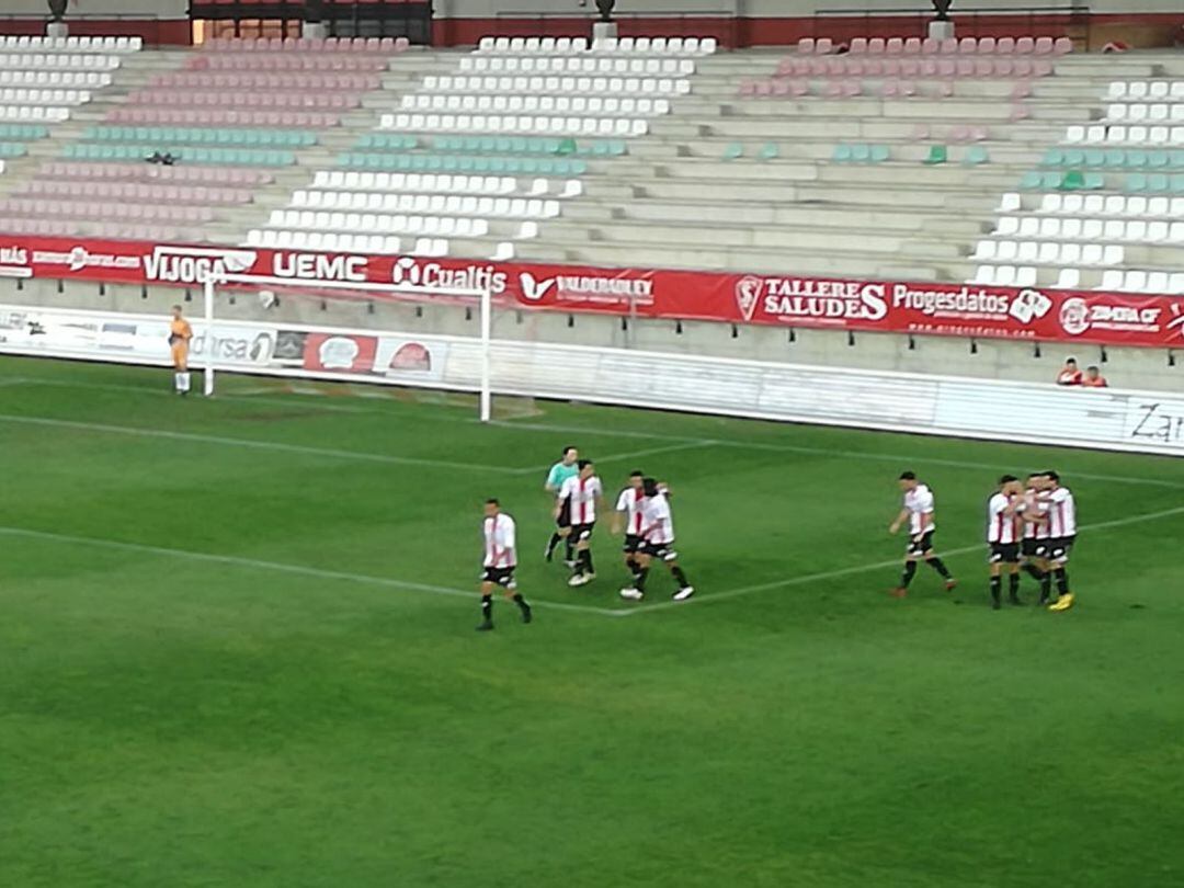 Los jugadores del Zamora CF celebran el primer gol del cuadro rojiblanco