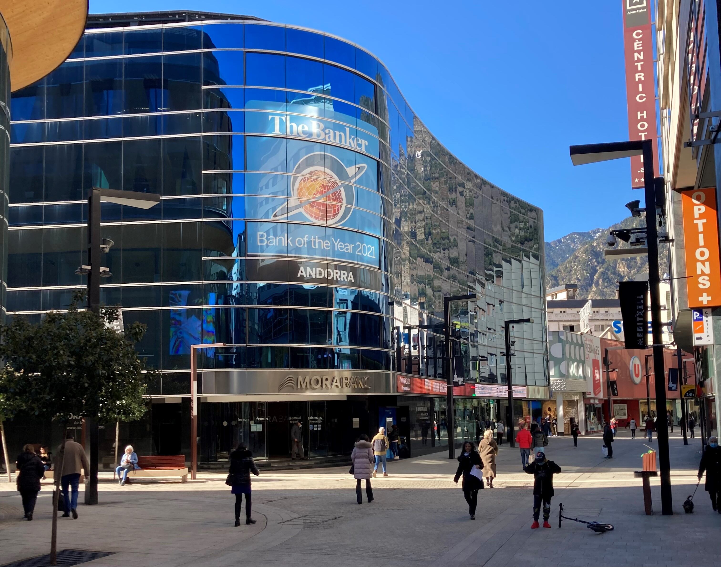 Façana de la seu central de MoraBanc. L&#039;entitat ja ha iniciat el procés d&#039;integració de BSABanc.