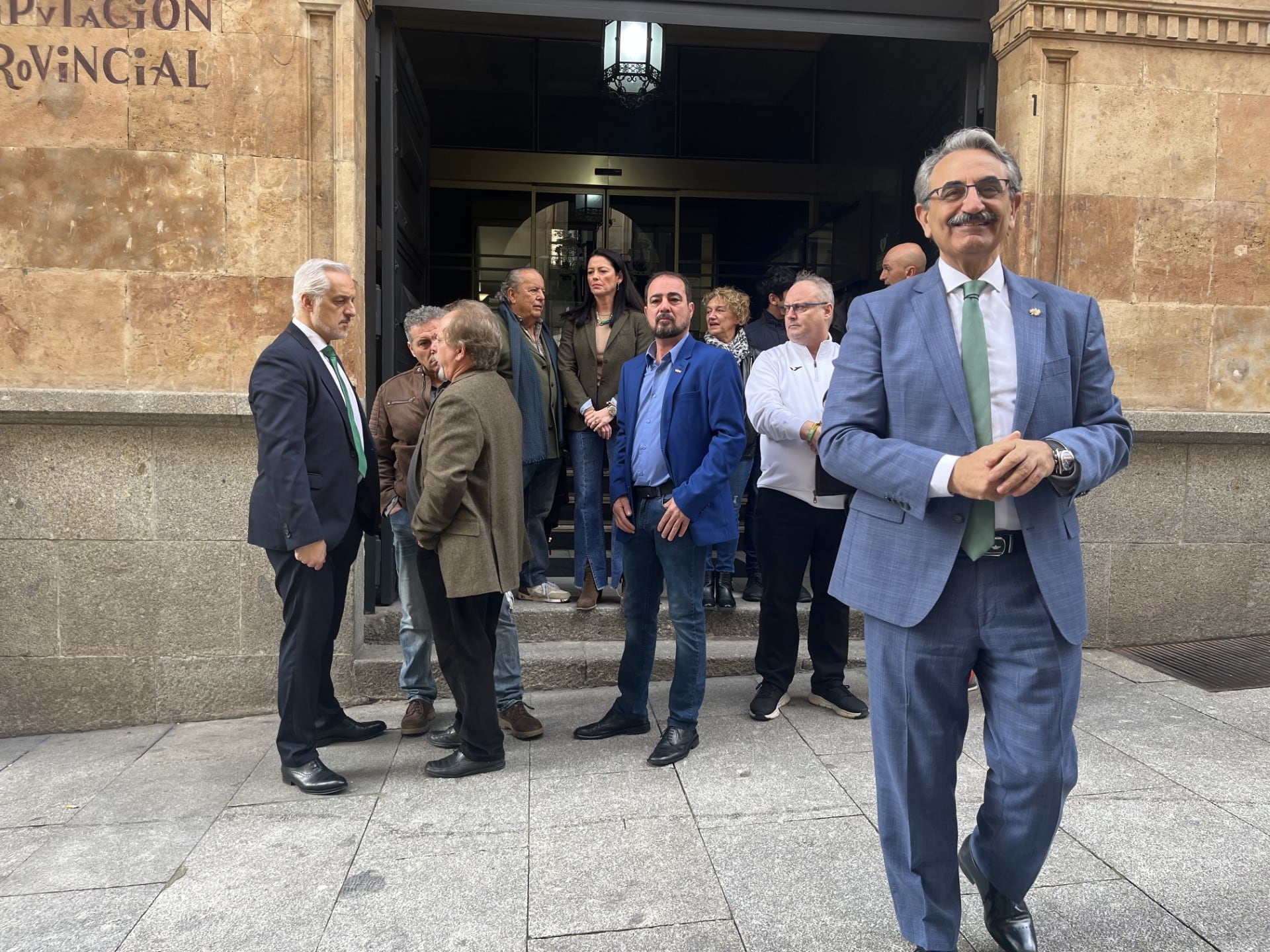 El diputado de VOX en Salamanca, Celestino del Teso (en primer término) junto a cargos del partido en la provincia