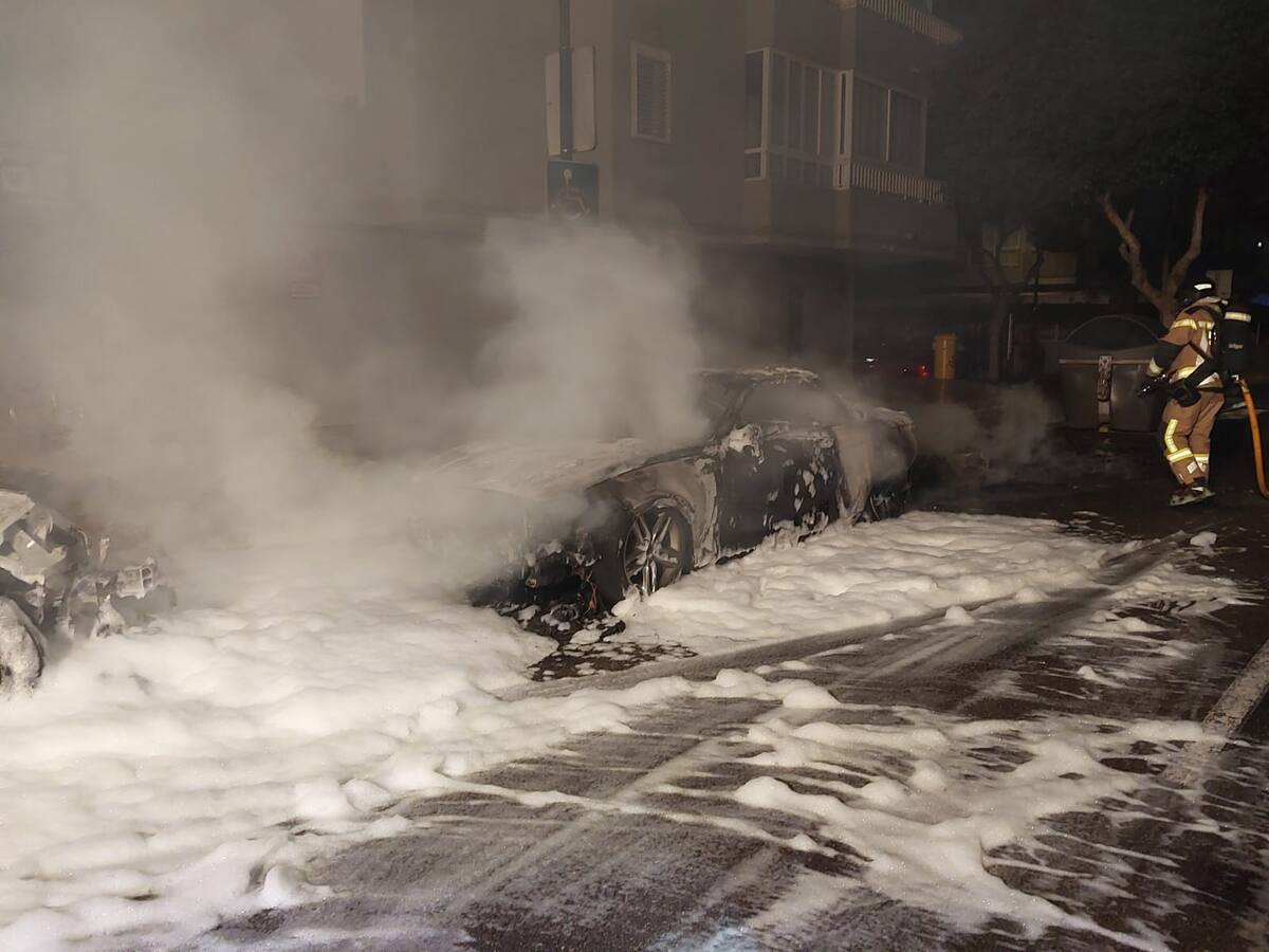 Un incendio calcina dos coches y un contenedor en Vila