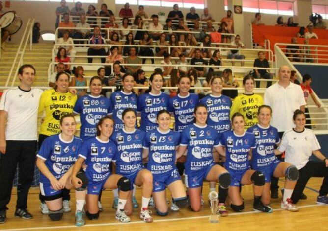 La plantilla del Bera Bera posa en su primer partido en Bidebieta ante el Granollers