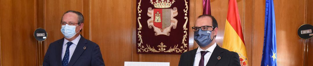 El consejero de Hacienda entrega el presupuesto 2021 al presidente de las Cortes regionales