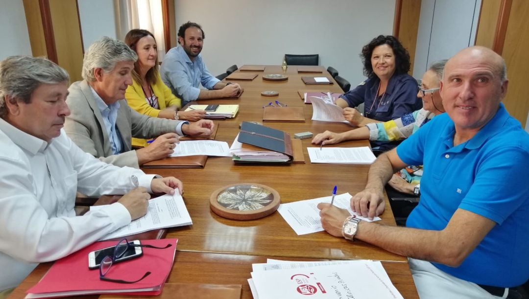 Participantes en la firma del convenio.