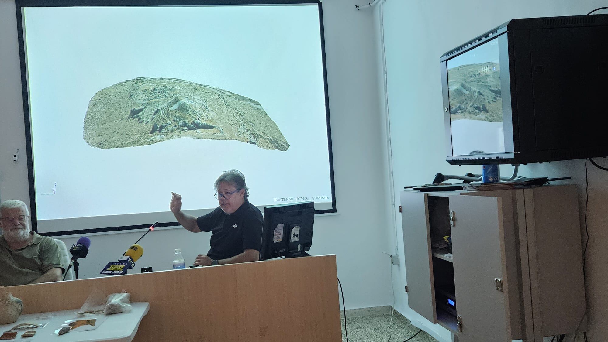 Juna Luis Piñar, muestra algunos de los trabajo topográficos de TOPOSUR