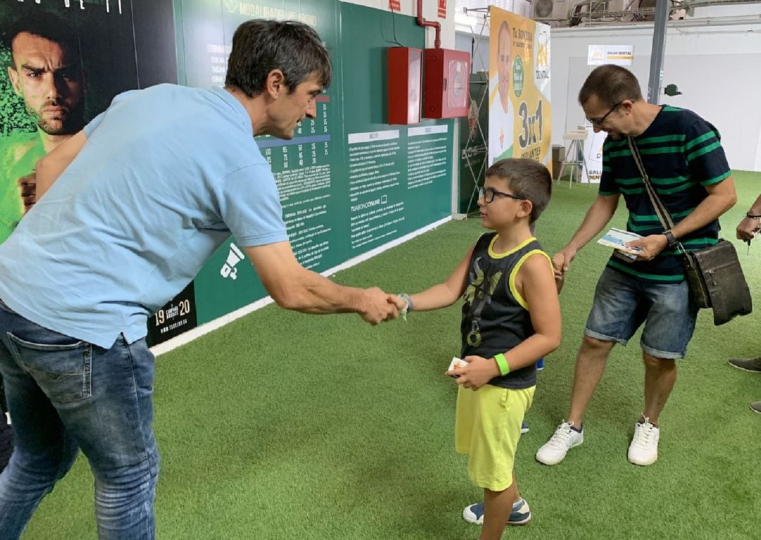 Pacheta saluda a un joven aficionado del Elche en la oficina de abonos