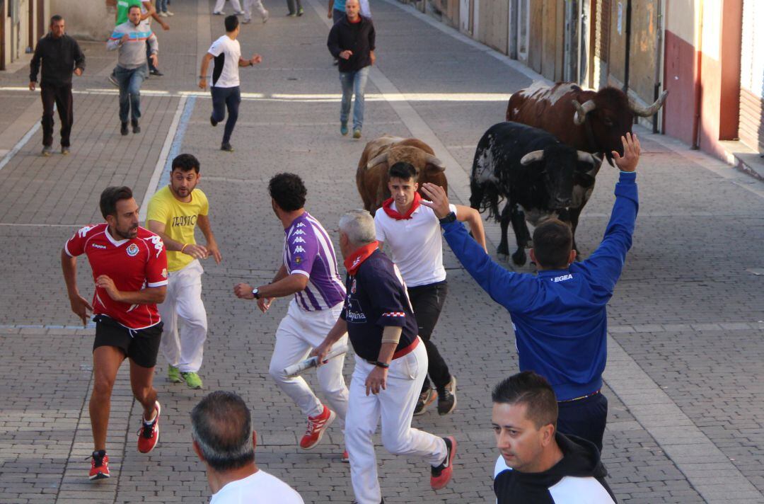 Los mozos corren por la calle de Las Parrras en el encierro del miércoles