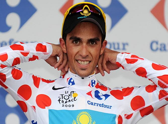 Alberto Contador celebra el segundo puesto conseguido en la primera etapa del Tour