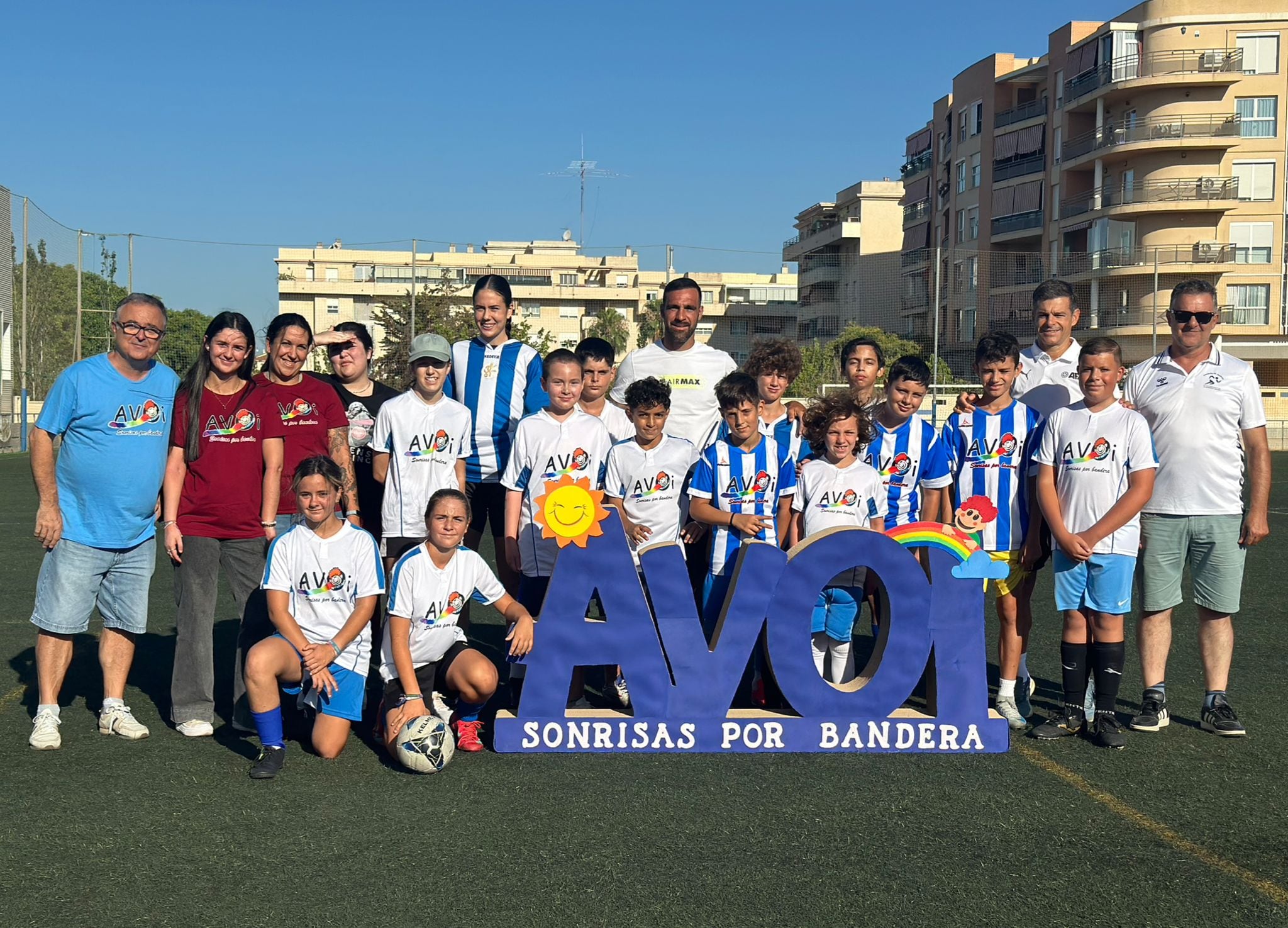 Los protagonistas del campus posaron sobre el césped junto al ex jugador Jesús Gámez