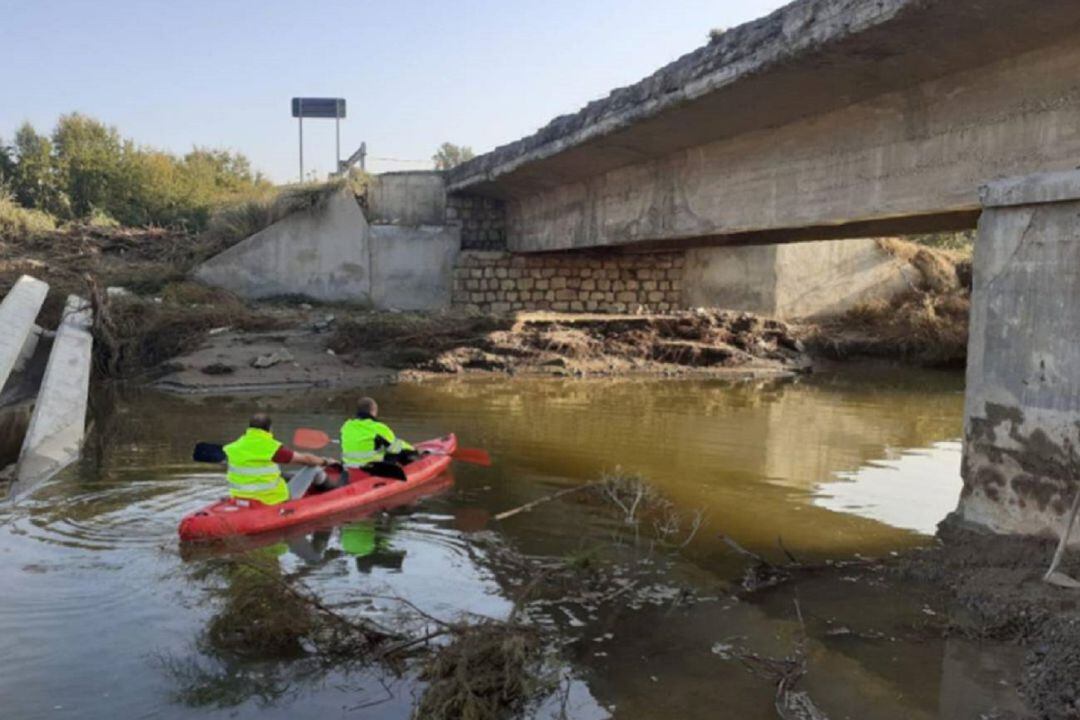 Técnicos de Fomento inspeccionan el puente sobre el río Baza