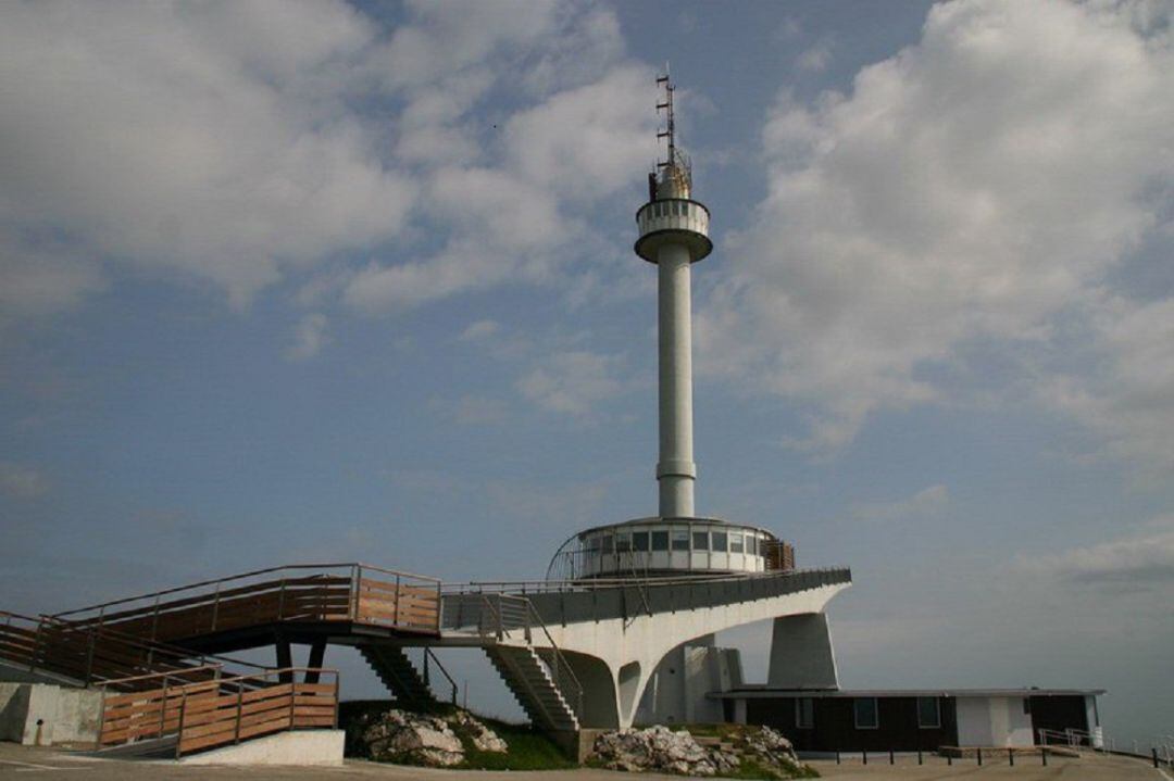 El &#039;pirulí&#039; remata el Alto de Peña Cabarga.