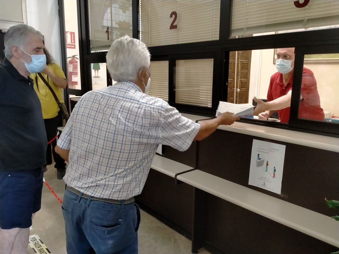 Representantes de las federaciones vecinales FAVEZA y AVZ presentan las firmas contra la reubicación de plazas de la ORA