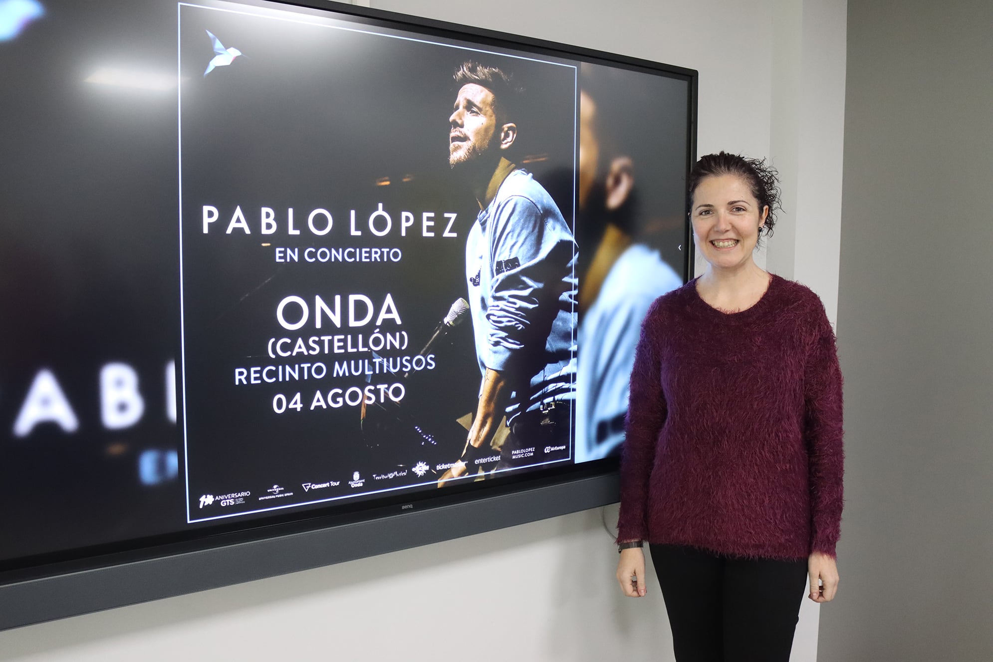 La teniente de alcalde de Cultura y Fiestas de Onda, María Prades, presentando el concierto de Pablo López