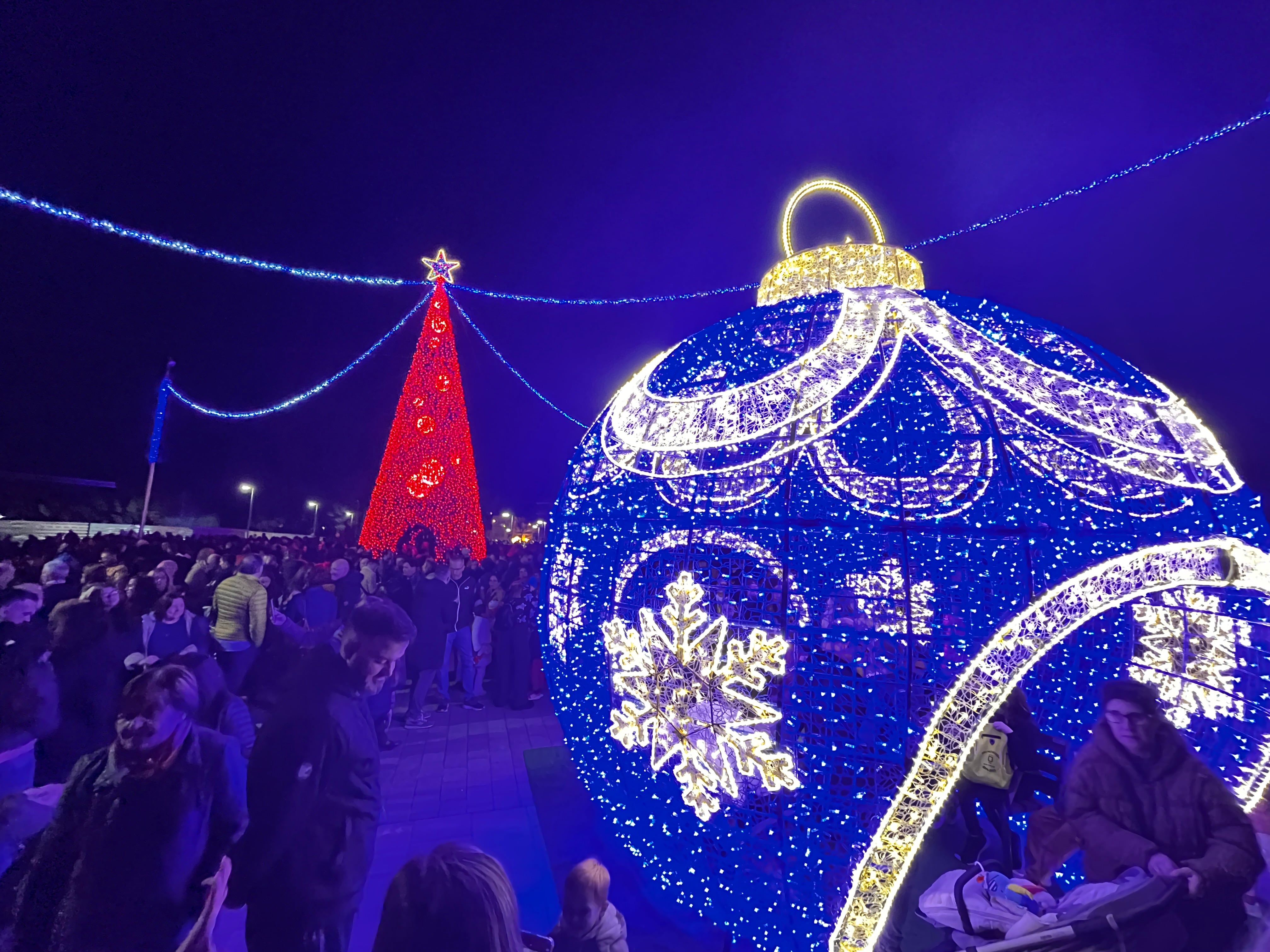 Una plaza de Luvi abarrotada recibe la Navidad en Petrer