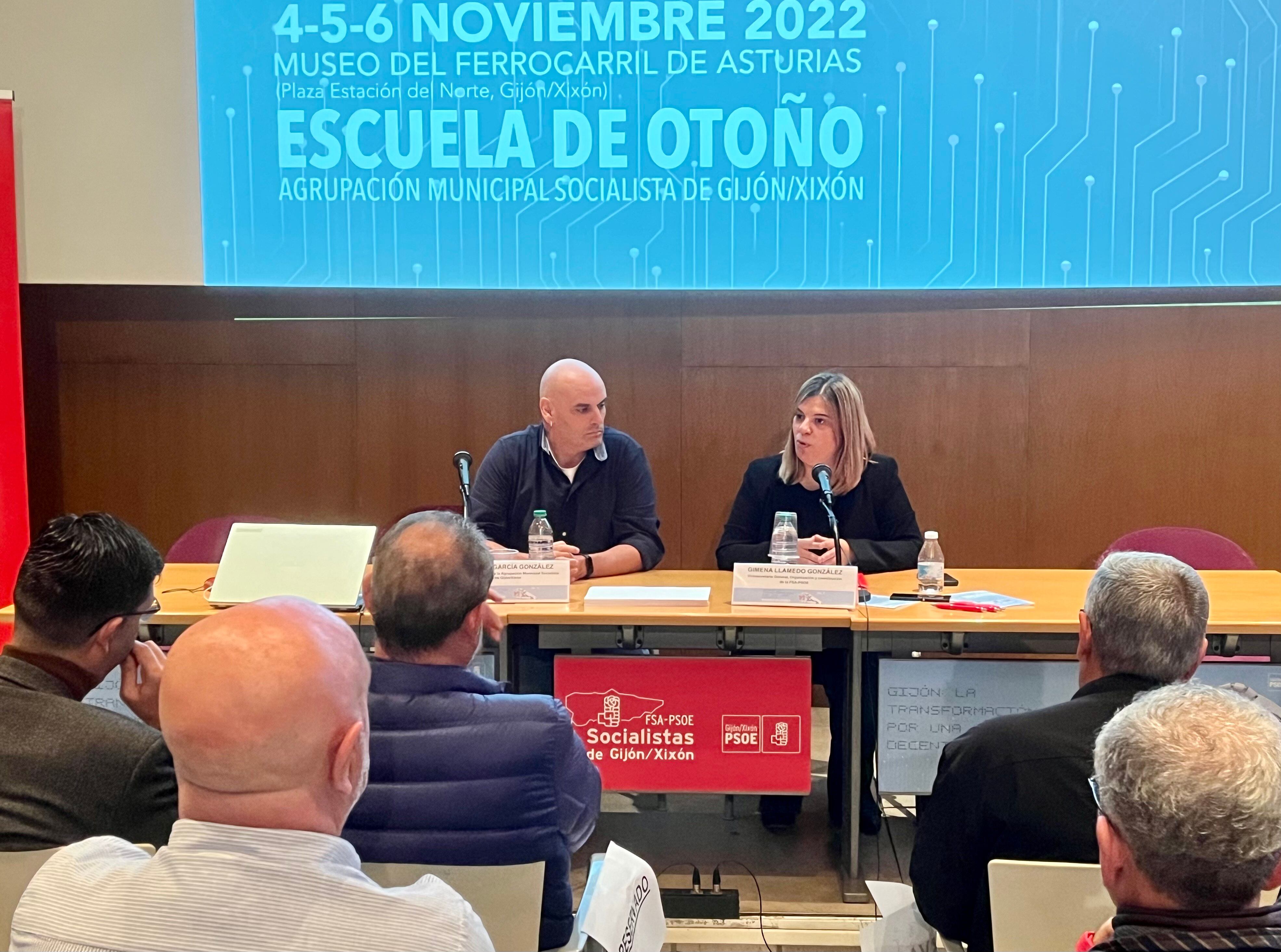 El secretario general del PSOE gijonés Monchu García junto a la vicesecretaria de la FSA Gimena Llamedo en la clausura de la escuela.