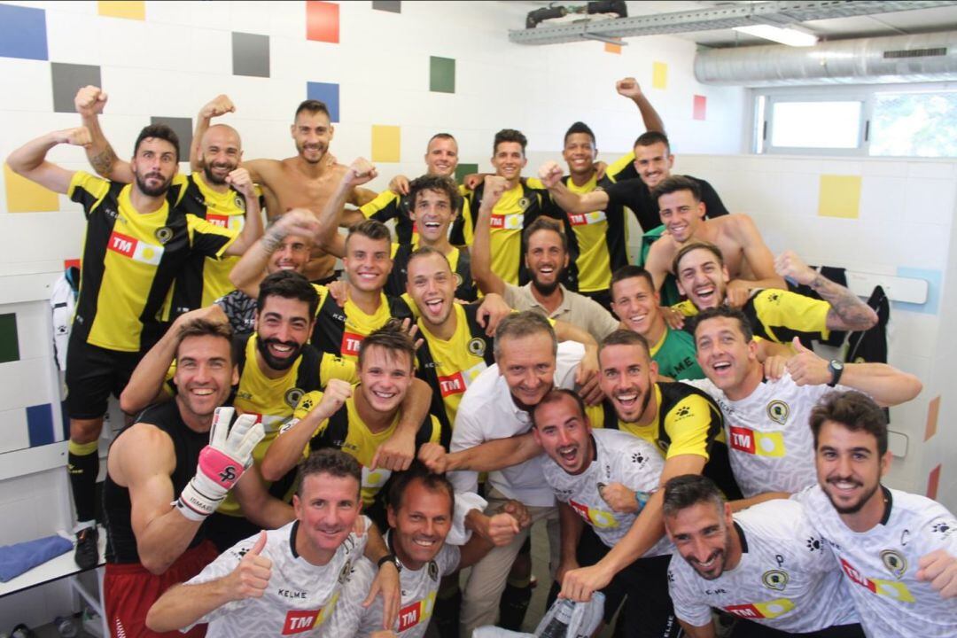 Los jugadores celebran la victoria en Zaragoza