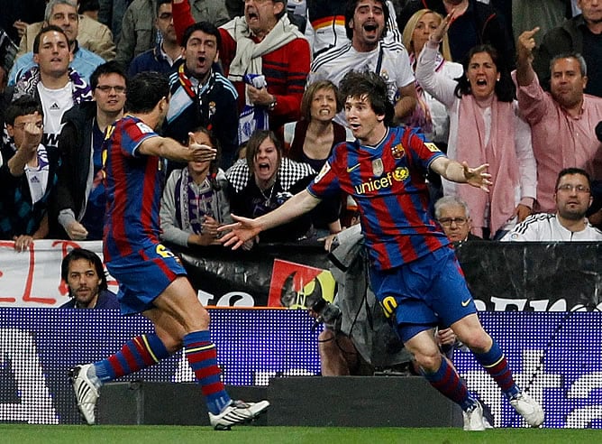 El argentino celebra con Xavi el primer gol del partido.