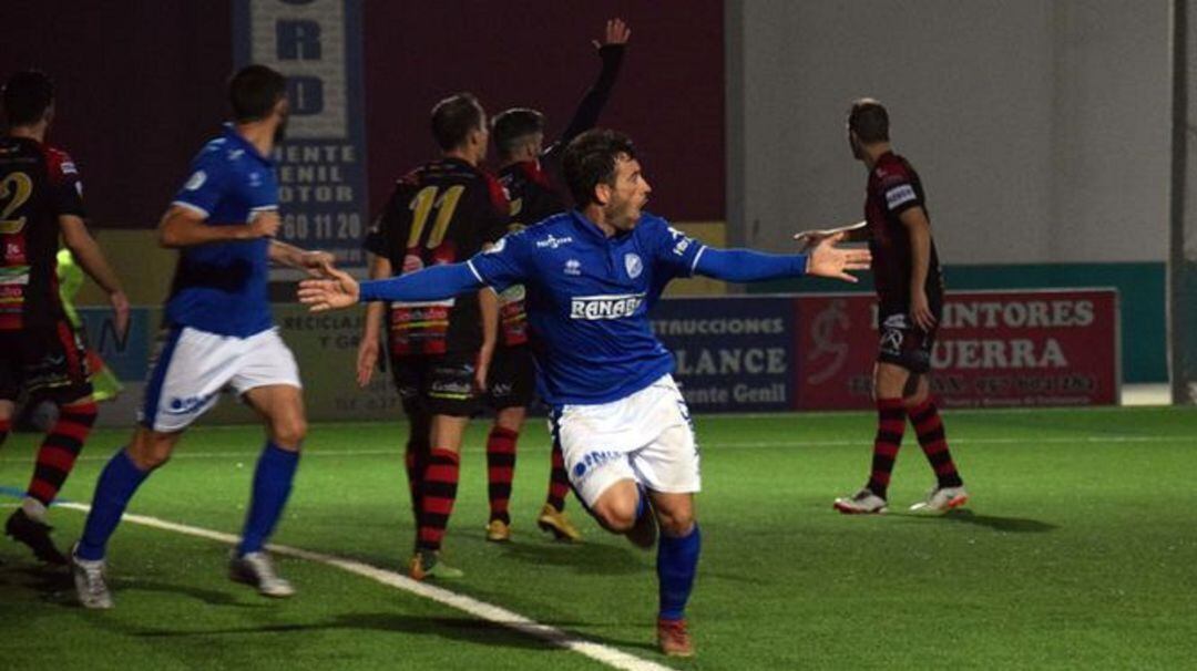 Adrián Gallardo celebra un gol.