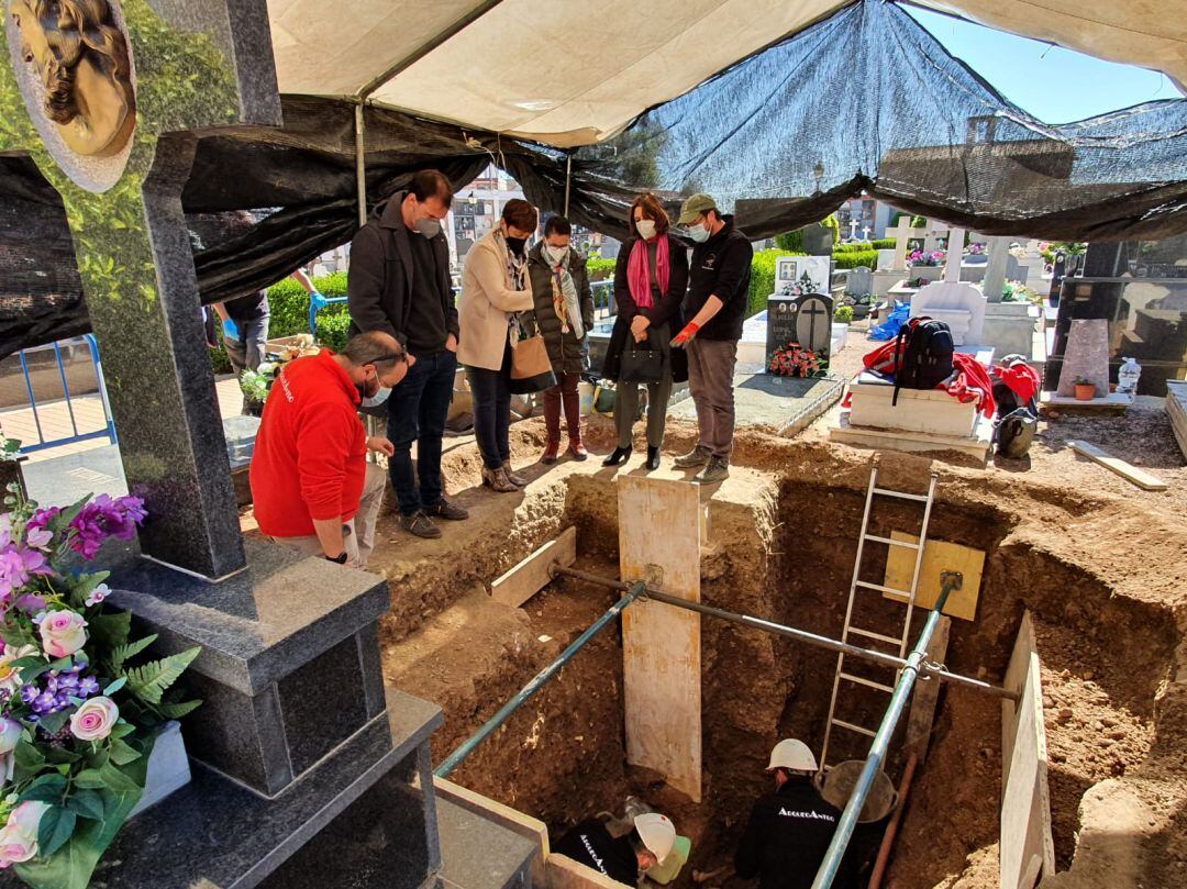 Pérez Garijo visita el inicio de los trabajos de exhumación en el cementerio municipal de Segorbe
