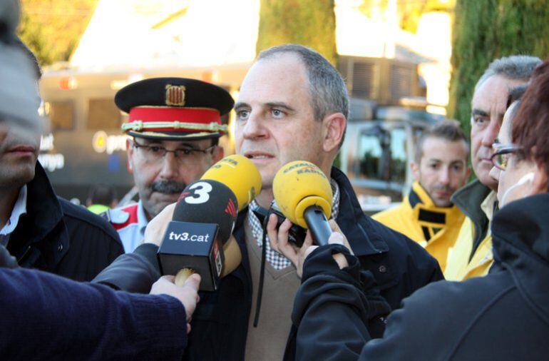 Ballesta atenent els mitjans durant l'incendi de Colomers i Foixà.