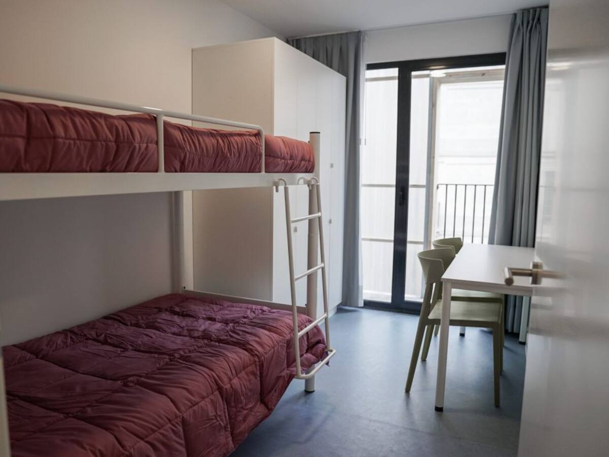 Barcelona ha acabat el primer edifici de pisos socials fets amb contenidors marítims