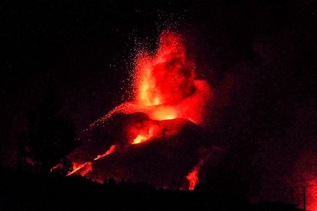 La erupción del volcán de La Palma por la noche.