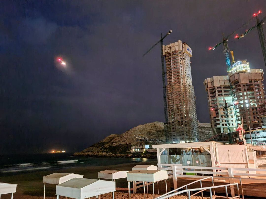 El helicóptero sobrevolando la zona esta madrugada.