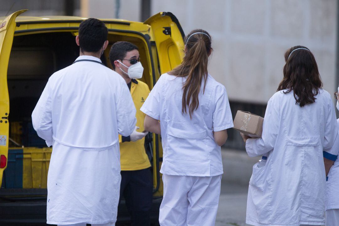 Sanitarios aguardando el inicio del homenaje que cada día se celebra en su honor en todos los Centros de Salud y Hospitales de España a las 20:00 horas. 